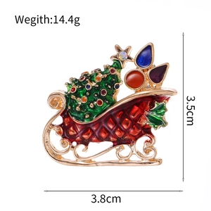 Spilla slitta con albero di Natale in smalto colorato e strass brillanti eleganti