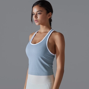 Débardeur de sport de yoga côtelé bleu clair avec liseré blanc et design racerback