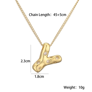 Dettaglio collana con lettera Y dorata con misure e peso per donna stile minimal
