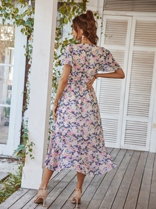 Détails du dos nu élégant sur cette robe longue à fleurs dans les tons rose et violet