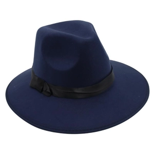 Détail du chapeau fedora en laine bleu marine avec ruban de soie noir classique