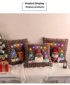 Dettaglio delle federe natalizie in peluche con luci LED colorate