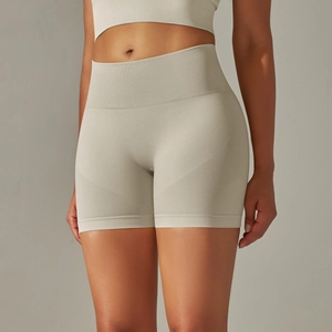 Gros plan du short de yoga sans couture beige avec texture jacquard respirante