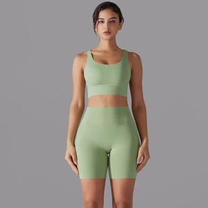 Dettaglio del set da yoga senza cuciture verde menta con pantaloncini a vita alta e reggiseno