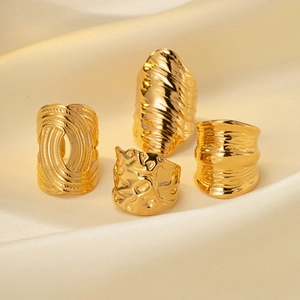 Set of 4 gold plated titanium steel rings with hammered and lava irregular textures