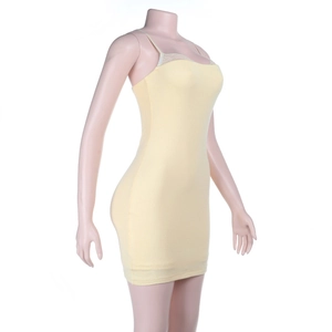Dettaglio dell'abito giallo tenue con pizzo delicato e spalline sottili sullo scollo
