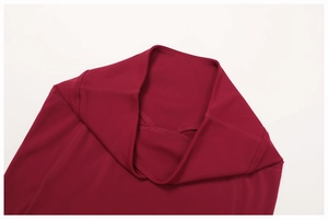 Détail du pantalon de yoga bordeaux à taille haute avec coutures plates renforcées
