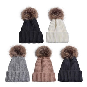 Berretti invernali in maglia con pompon da donna in nero, grigio, beige e kaki