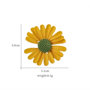 Macro shot of yellow daisy brooch showing 3.1cm width and 8.1g weight on white background