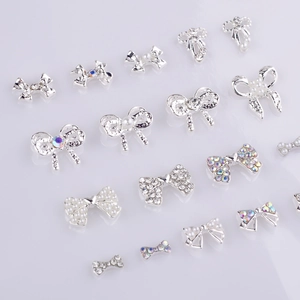 Détails de charms nœuds argentés pour ongles avec perles et strass brillants