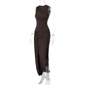 Detail van de zijsplit en geplooide details op deze donkerbruine mouwloze maxi-jurk