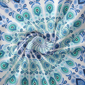 Détail des motifs mandala et paisley bleus sur un tissu bohème soyeux et fluide