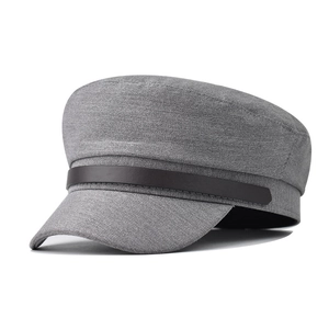 Détail d'un béret marin en sergé gris avec une chaîne décorative en cuir PU noir