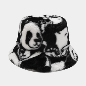 Détail d'un chapeau bob en peluche imprimé panda avec texture douce en fausse fourrure