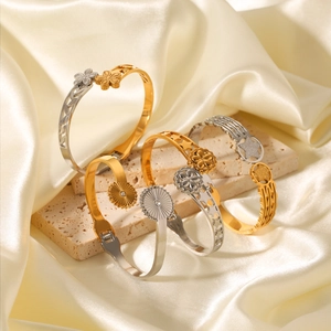 Vue macro détaillée de bracelets en acier inoxydable doré et argenté aux motifs d'étoiles