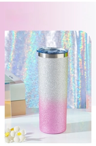 Détail du gobelet 20oz avec dégradé de paillettes argentées à roses et couvercle bleu