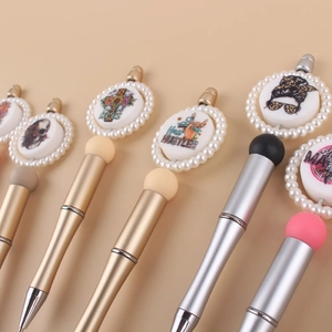Penne a sfera in oro e argento con medaglioni di perle e motivi grafici creativi