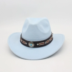 Detail eines hellblauen Cowboyhuts mit Türkisschnalle und gestreiftem Ethno-Band