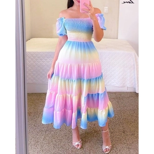 Detailansicht eines Regenbogen-Kleides mit schulterfreiem Design und gestuftem Rüschenrock