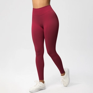 Detailansicht der nahtlosen High-Waist Yoga-Leggings in Dunkelrot für das Fitnesstraining