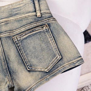Detailaufnahme der Jeans-Shorts mit Hintertasche und Vintage-Waschung im Used-Look