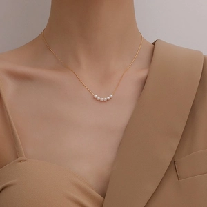 Minimalistische 18K Goldkette mit fünf eleganten weißen Perlen an einer feinen Kette