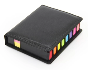 Dettaglio dell'organizer in pelle PU nera con set di foglietti adesivi colorati