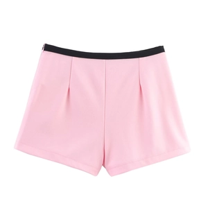 Pantaloncini rosa da donna con fiocco nero in vita, design minimalista con vista piatta