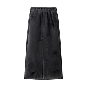 Elegante falda midi de tul negro con bordado floral en 3D sobre fondo blanco limpio