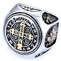 Detailaufnahme des St. Benedikt-Rings in Silber und Gold mit Adler-Relief-Verzierung