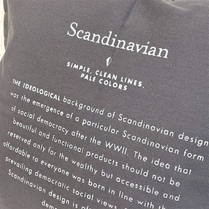 Primo piano dettagliato della stampa scandinava bianca su federa grigio scuro di design