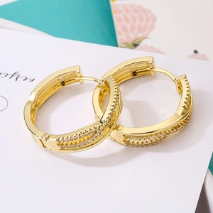Minimalistische 18K vergoldete Creolen mit zwei Reihen funkelnder klarer Zirkonia
