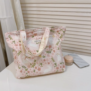 Detail der rosa Baumwolltasche mit süßem Hasenmuster und Simple Wish Etikett