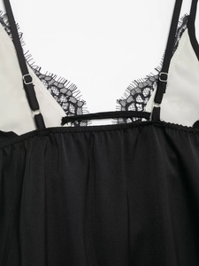 Détails des bretelles réglables et du patchwork de dentelle sur un haut en satin