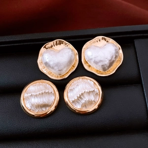 Détail macro de boucles d'oreilles vintage en perles plaquées or 16 carats