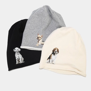 Bonnets en maille de style japonais en noir, gris et blanc avec imprimés de chiens