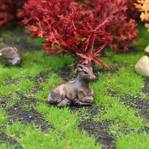 Statuina in miniatura di vitello marrone in resina per decorazione micro paesaggio su muschio