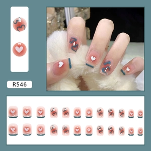 Macro-opname van korte vierkante plaknagels met roze verloop en donkergroene French tips