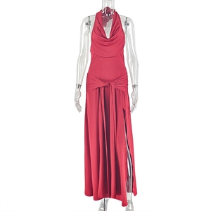 Details zum roten Neckholder-Maxikleid mit Seitenschlitz und Taillenfalten