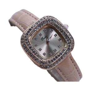 Montre quartz carrée luxe pour femme couleur or rose avec lunette sertie et bracelet beige