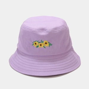 Détail de la broderie tournesol sur un chapeau bob en coton de couleur lavande