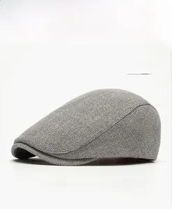 Détail macro de la texture en lin gris de cette casquette plate élégante pour homme