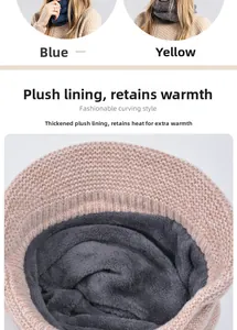 Détail de la doublure polaire douce dans l'écharpe d'hiver en tricot pour la chaleur