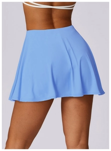 Achterkant detail van lichtblauwe tennisrok met hoge taille en sneldrogende sportstof