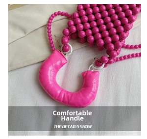 Dettaglio del comodo manico imbottito in PU rosa della borsa a mano in perle intrecciate