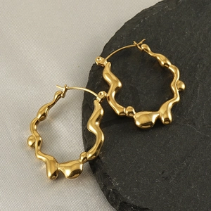 Boucles d'oreilles créoles irrégulières style vintage français plaqué or 18 carats