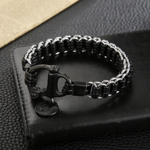Vue détaillée du bracelet en cuir tressé double couche avec chaîne métal et pendentif patte