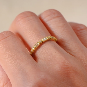 Minimalist S925 silver ring in gold finish featuring geometric cubic zirconia and beaded edge