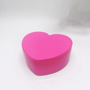 Detalle del joyero rosa en forma de corazón con espejo para accesorios de niños DIY