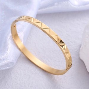Bracciale minimalista in acciaio inossidabile dorato con motivo geometrico a V